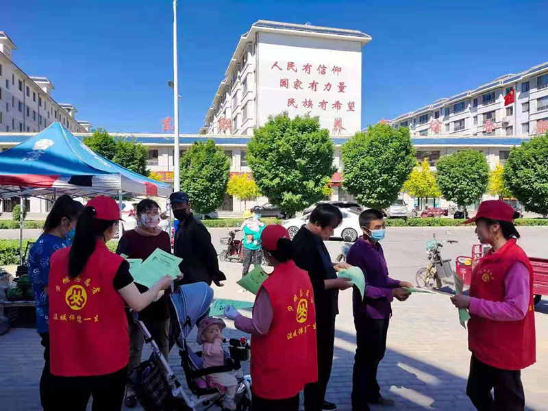 南湾村妇联巾帼志愿者向群众发放预防电信诈骗宣传彩页并为群众解答疫苗接种人群注意事项，督促未接种人员接种疫苗。.jpg