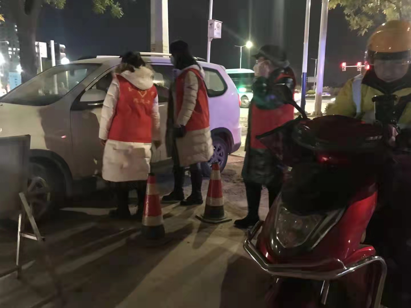 市直部门女干部职工积极参与社区执勤值守1.jpg