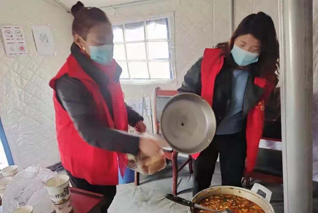 天祝县巾帼志愿者为路口值守人员做饭.jpg
