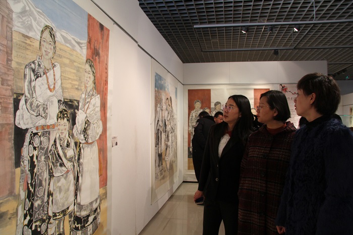 市妇联组织参观改革开放40周年“翰墨言志·丹青抒怀”书法美术作品展 (5).JPG