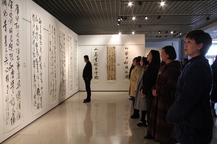 市妇联组织参观改革开放40周年“翰墨言志·丹青抒怀”书法美术作品展 (3).JPG