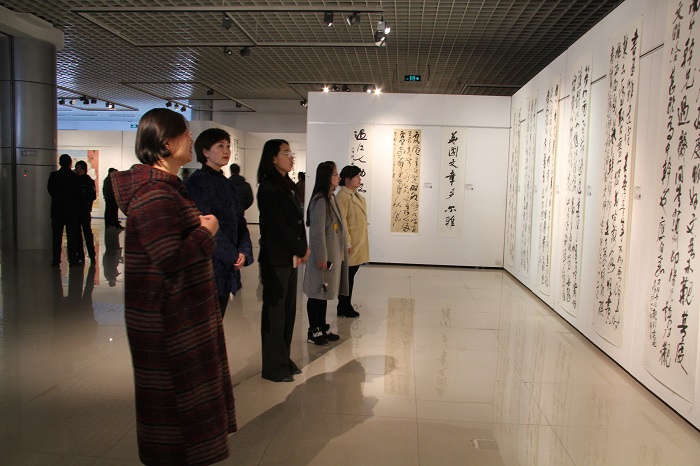 市妇联组织参观改革开放40周年“翰墨言志·丹青抒怀”书法美术作品展 (2).JPG