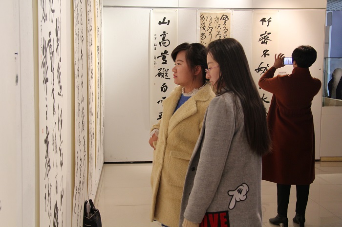 市妇联组织参观改革开放40周年“翰墨言志·丹青抒怀”书法美术作品展 (4).JPG