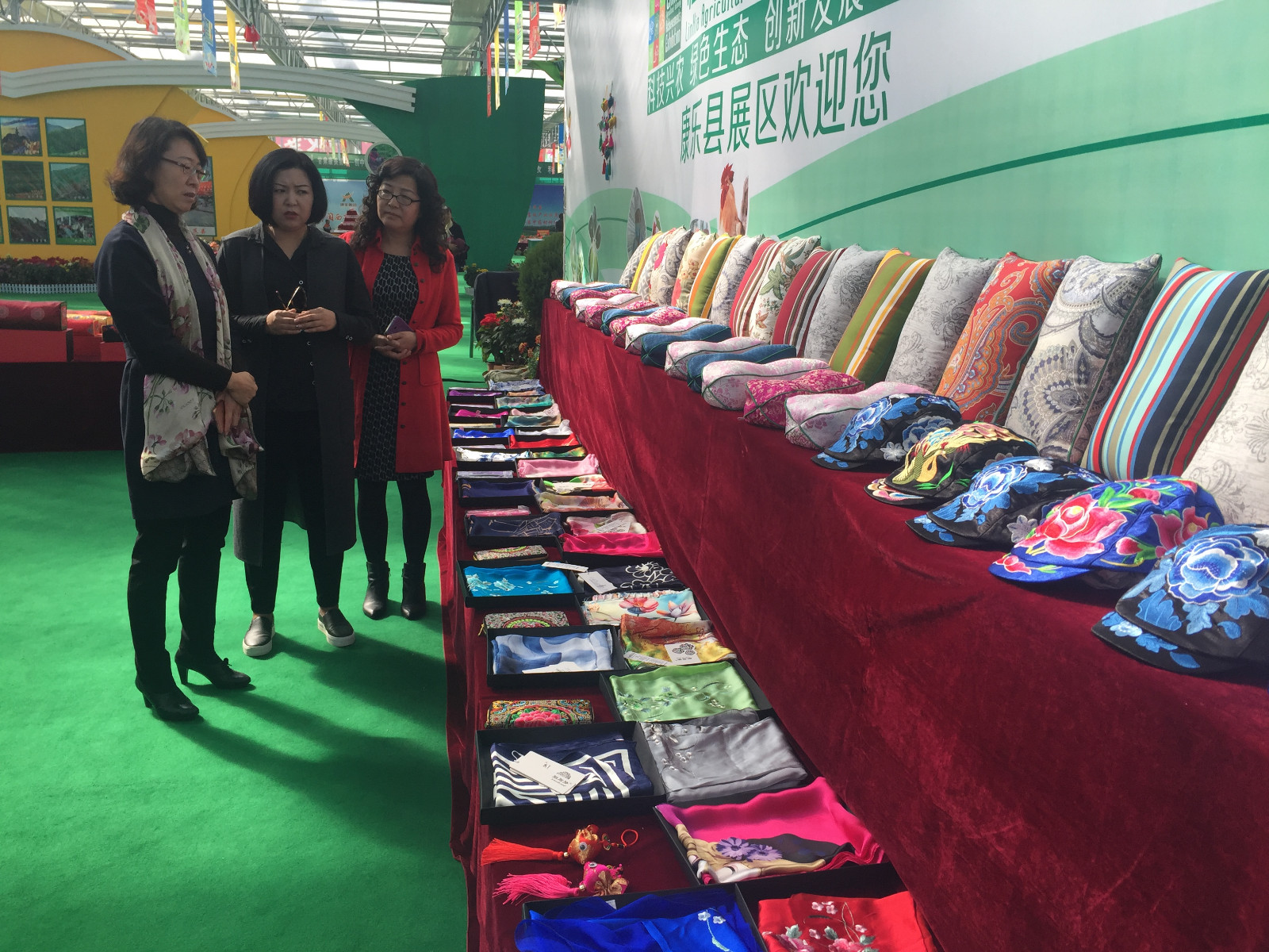 参观康乐“胭脂梦”系列产品.JPG