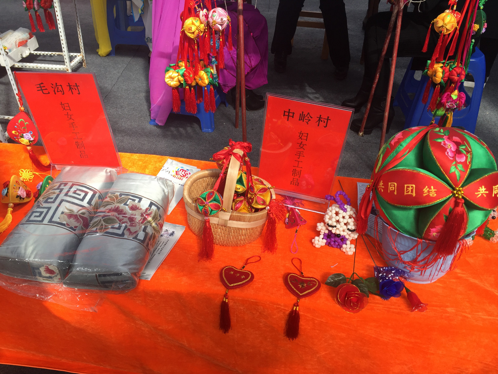乡少数民族妇女手工制品1.JPG