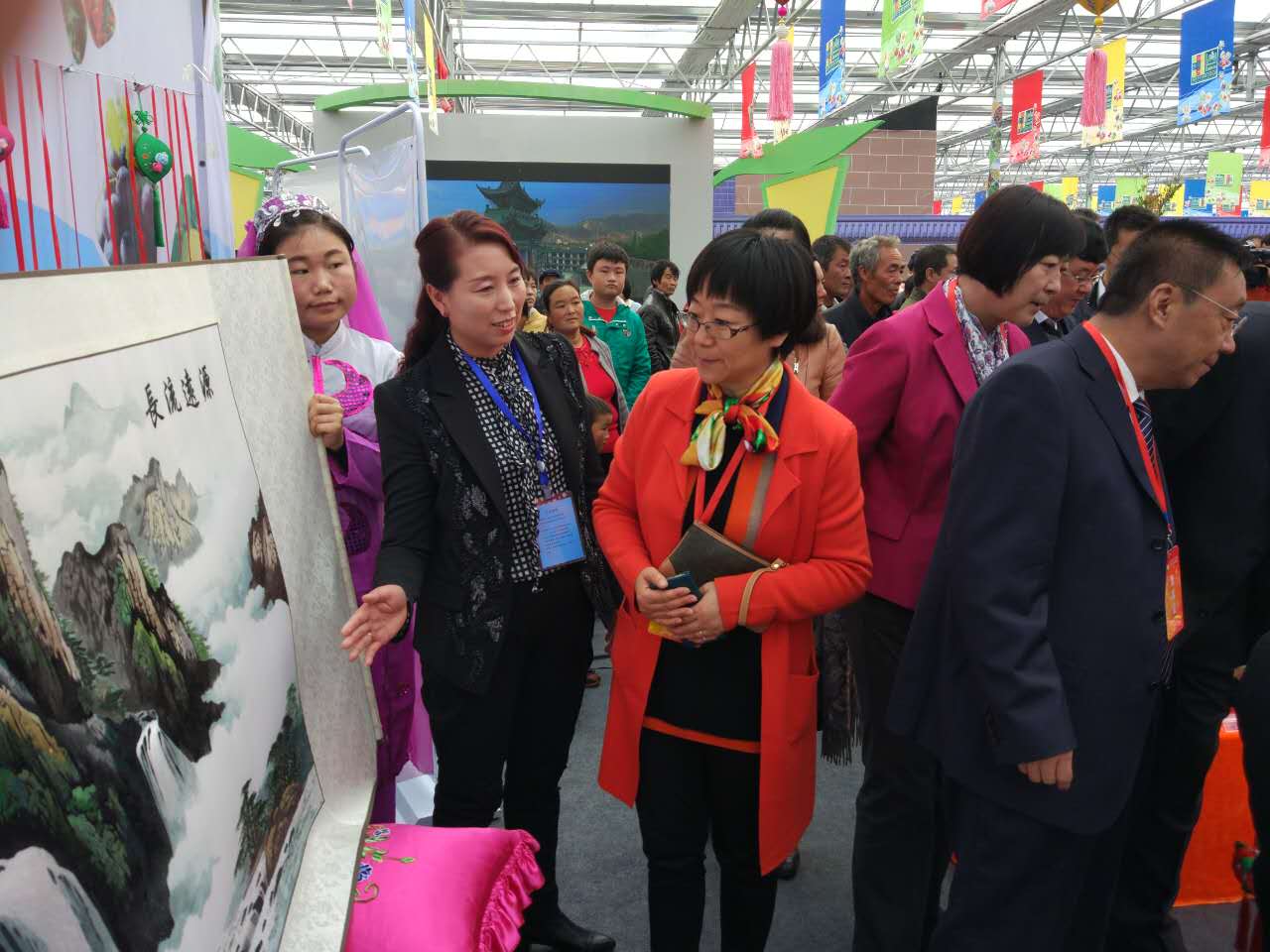 董主席参观东乡布楞沟刺绣展厅1.JPG