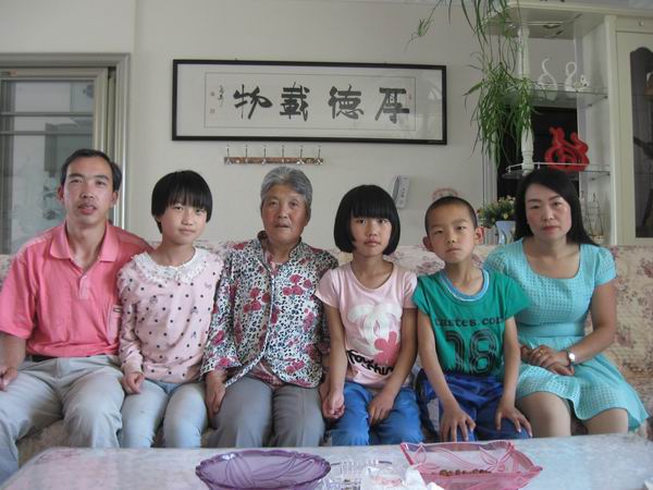 何军雄全家照片.jpg
