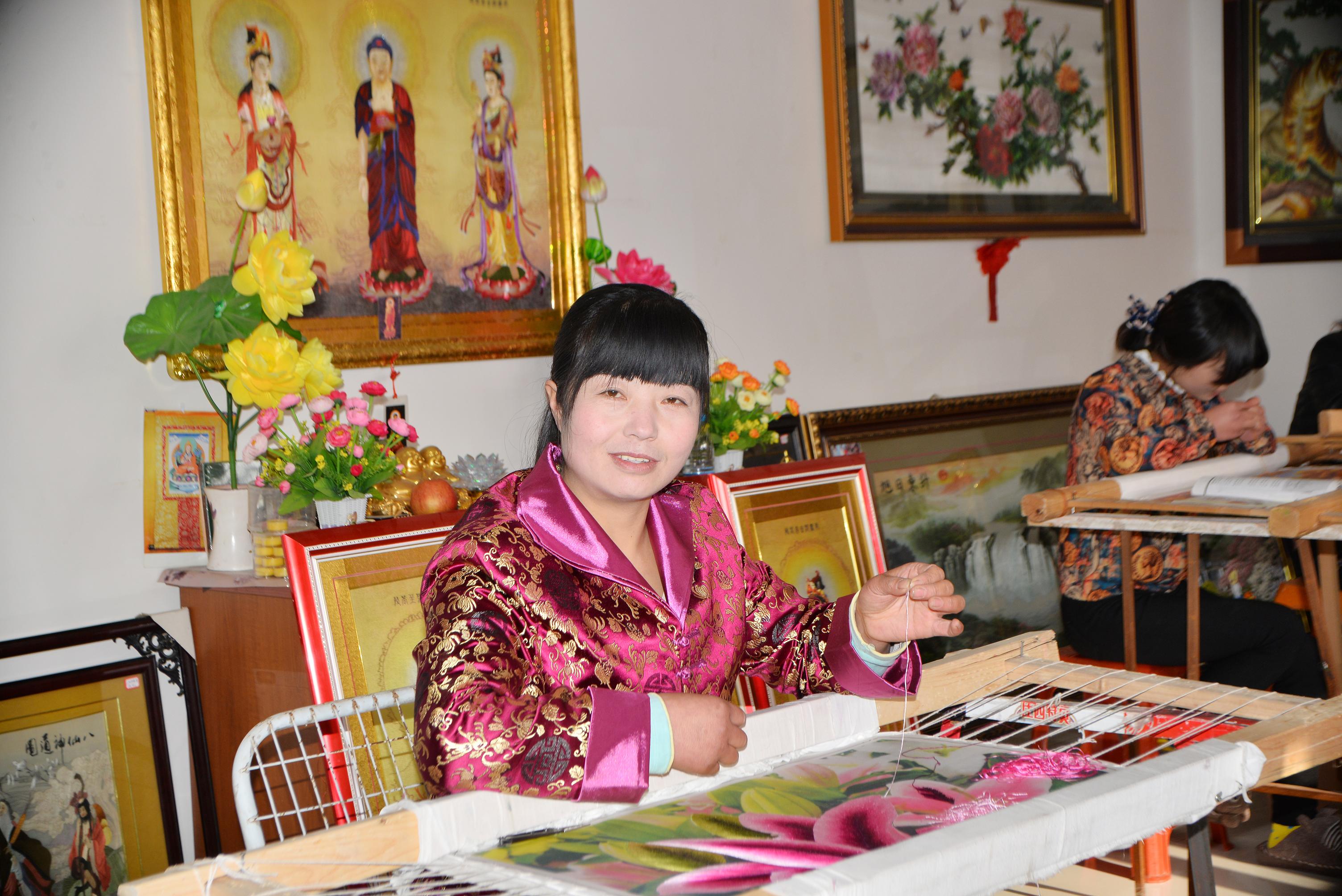 白银市手工编织巧手——景泰县张永翠工作场景照 (2).JPG