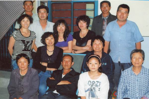 图为高秀一家同河南养女团聚.jpg