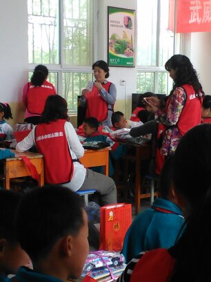 “妇女之家”开展巾帼志愿活动.jpg