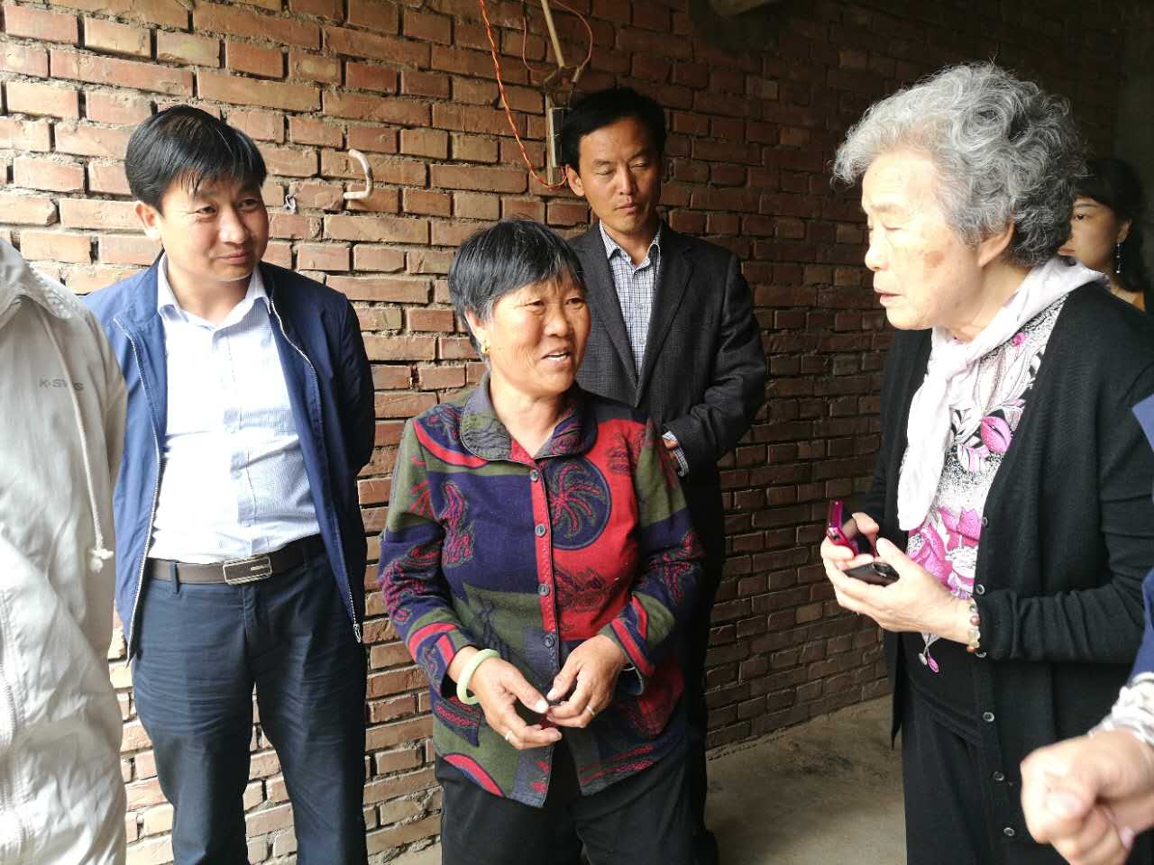 香港慈善人士何崇本回访古浪母亲水窖7.jpg